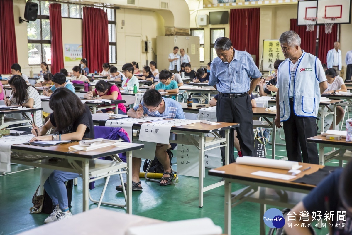 前縣長林源朗任評審,巡視會場。(上緯提供)