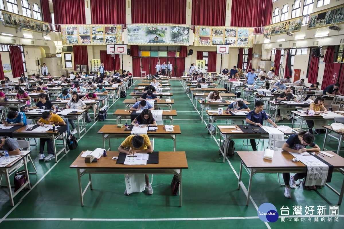 上緯諒茶獎近百選手揮毫。(上緯提供)