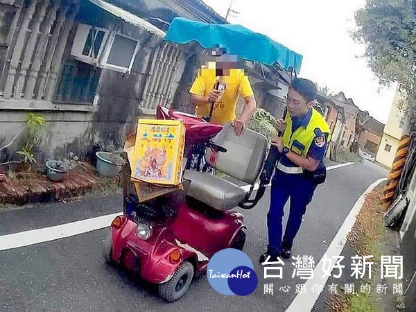 馬光所員警協助電動車沒電受困路旁的老伯，將電動車及人安全推送返家，深獲社區居民肯定與讚許。