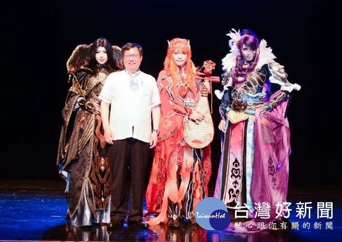 COSPLAY大賽評審團與市長合影