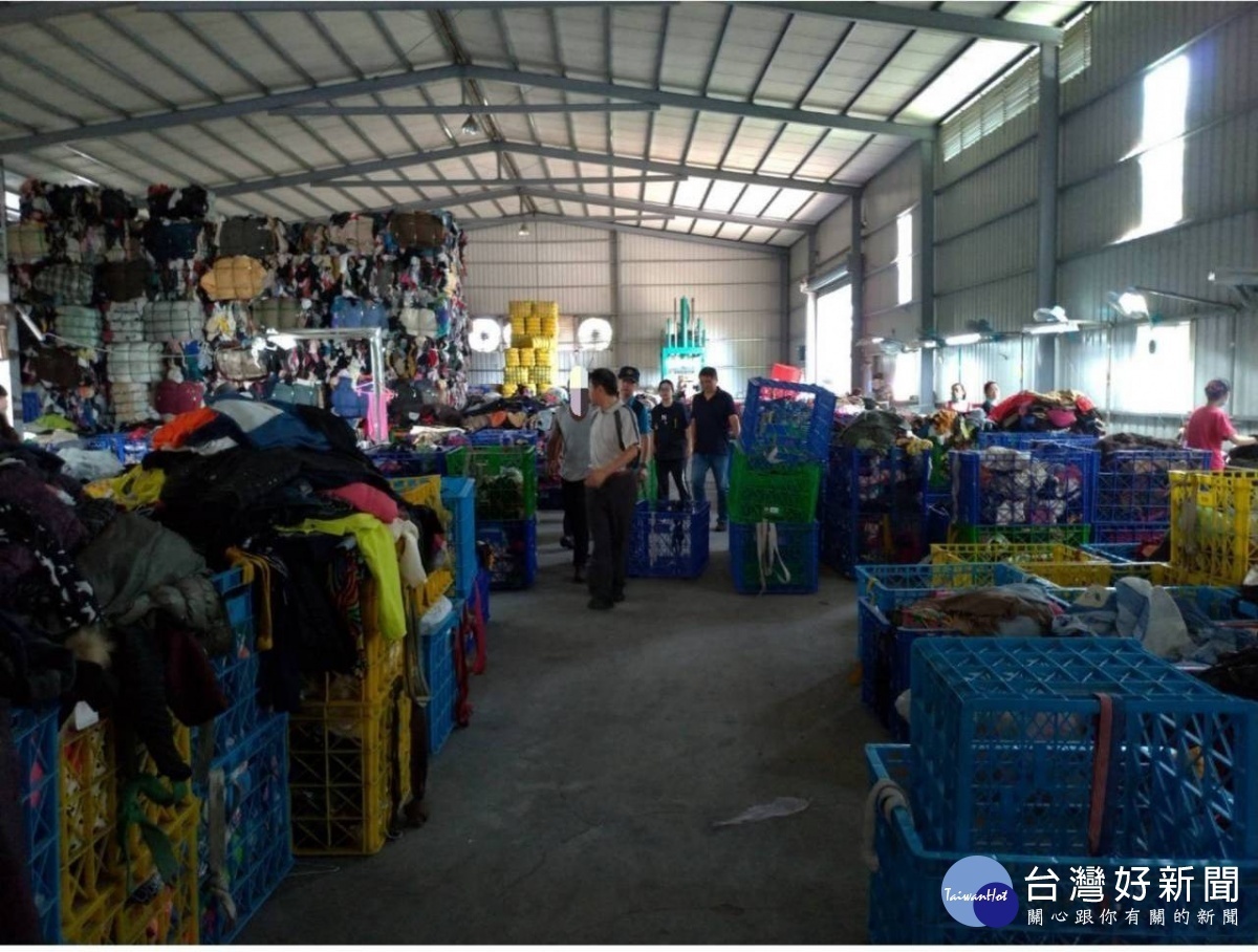 八德分局副分局長蔡俊輝會同勞動局稽查員在榮興南路某工廠,查獲非法打工的非洲黑人(烏干達籍)。