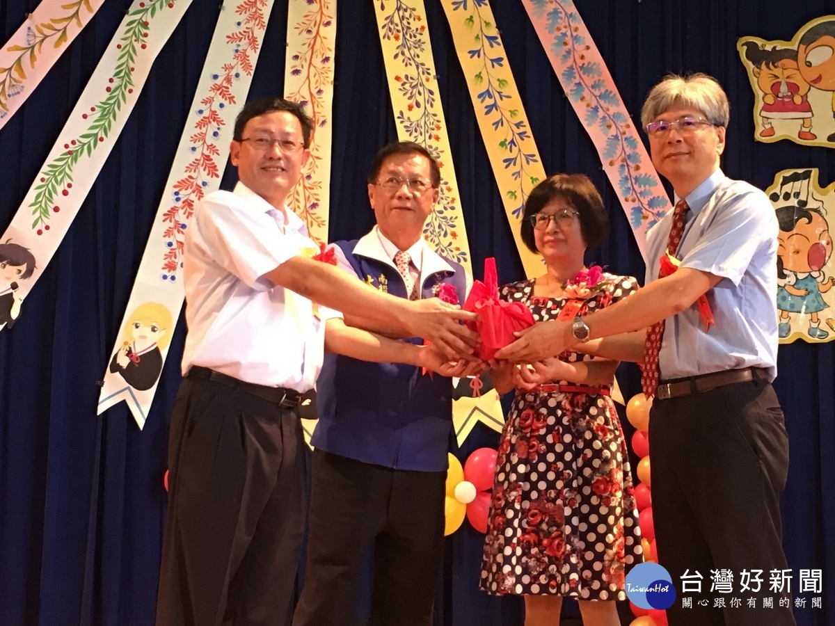 新舊任校長交接順利舉行。(記者扶小萍攝)