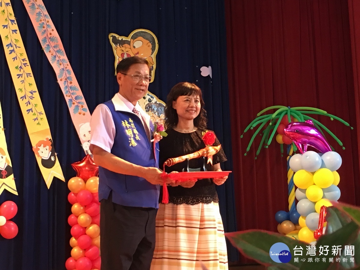 德興國小吳碧霞服務達40年退休。(記者扶小萍攝)