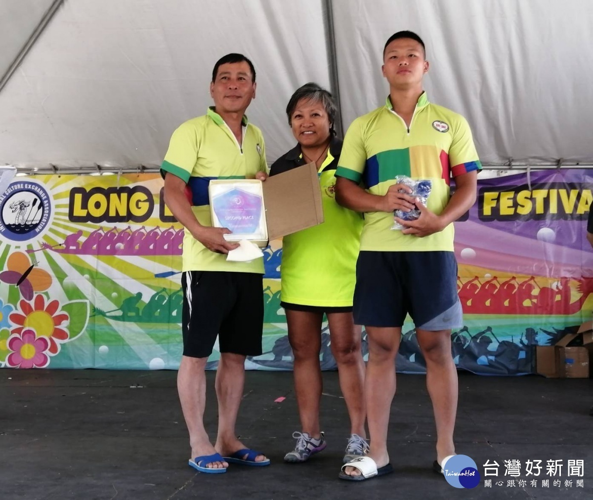 獲得國際公開組C組亞軍,由九龍里里長曾順堂(左一)及最年輕選手王立吾(右一)代表領獎。