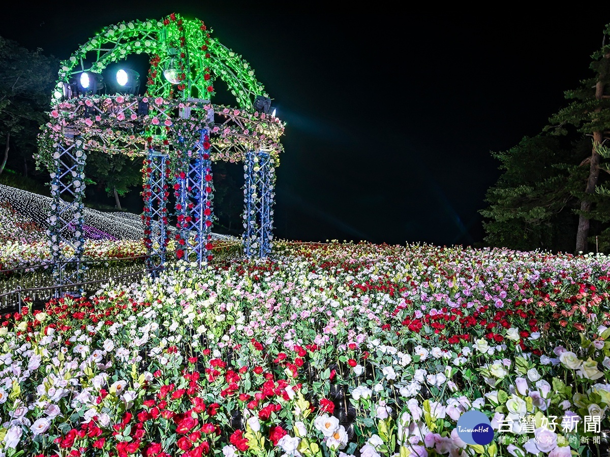 玫瑰與光演繹出「絕景花路」，還有夜間狩獵的「動物之路」登場。