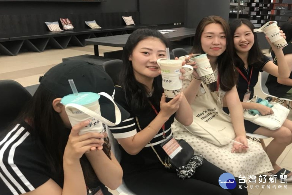 每位學員對杯套都感新奇,愛不釋手。