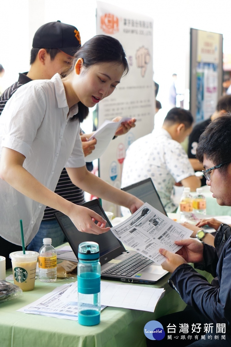 「一鹿相挺 職向未來」桃市府就服處於桃園展演中心辦理36家企業聯合徵才活動,釋出超過1,400個職缺