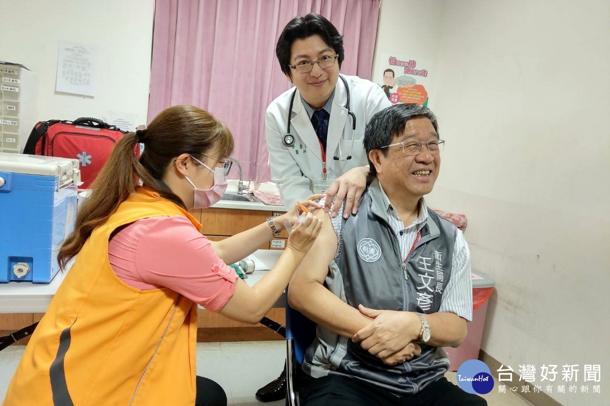 桃園市政府衛生局長王文彥到八德區衛生所視察疫苗接種業務，挽起衣袖率先接受疫苗注射。