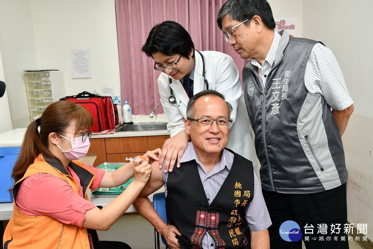 桃園市政府擴大開放55歲以上原民免費接種肺炎鏈球菌疫苗，原民局長林日龍挽起衣袖接受疫苗注射。