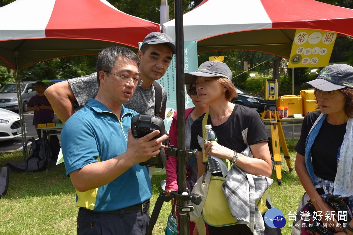 民眾對護管員使用的裝備都很好奇。（林管處提供）