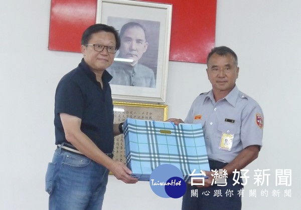 虎尾分局為提升民防人員協勤能力,辦理民防人員基本訓練,並頒發績優人員表揚狀,慰勞民防人員平日協勤辛勞。