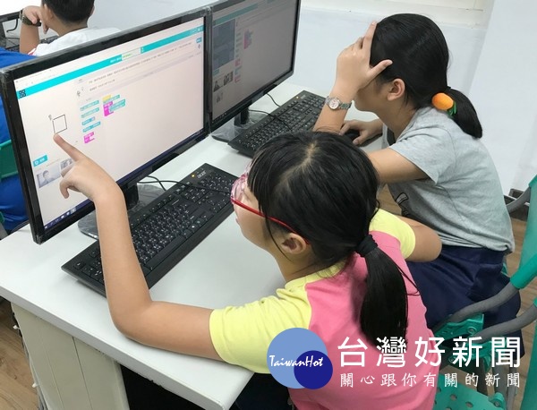 縣議員蔡岳儒與婦幼關懷協會等攜手辦理科丁暑期營,讓偏鄉學童及早學習程式語言,許孩子一個雲端的未來。