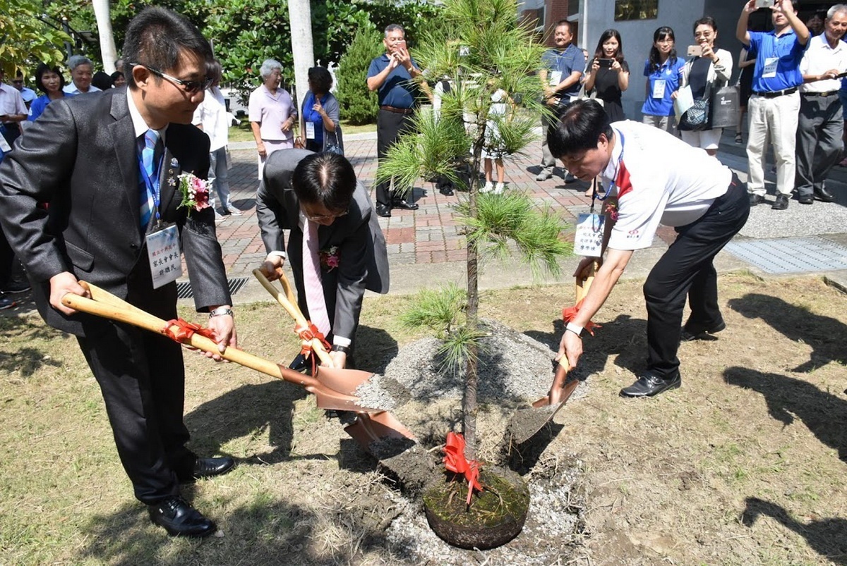 家長會長許聰民與陳校長以植樹留下紀念。（中興提供）