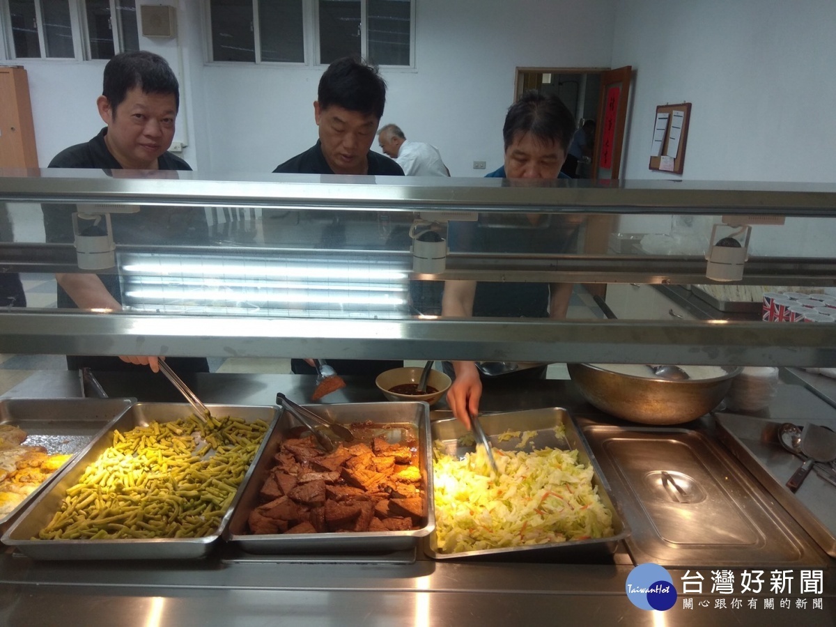 分局長李建民表示,透過團膳早餐的方式讓員警每日都可以吃到豐盛的餐點。