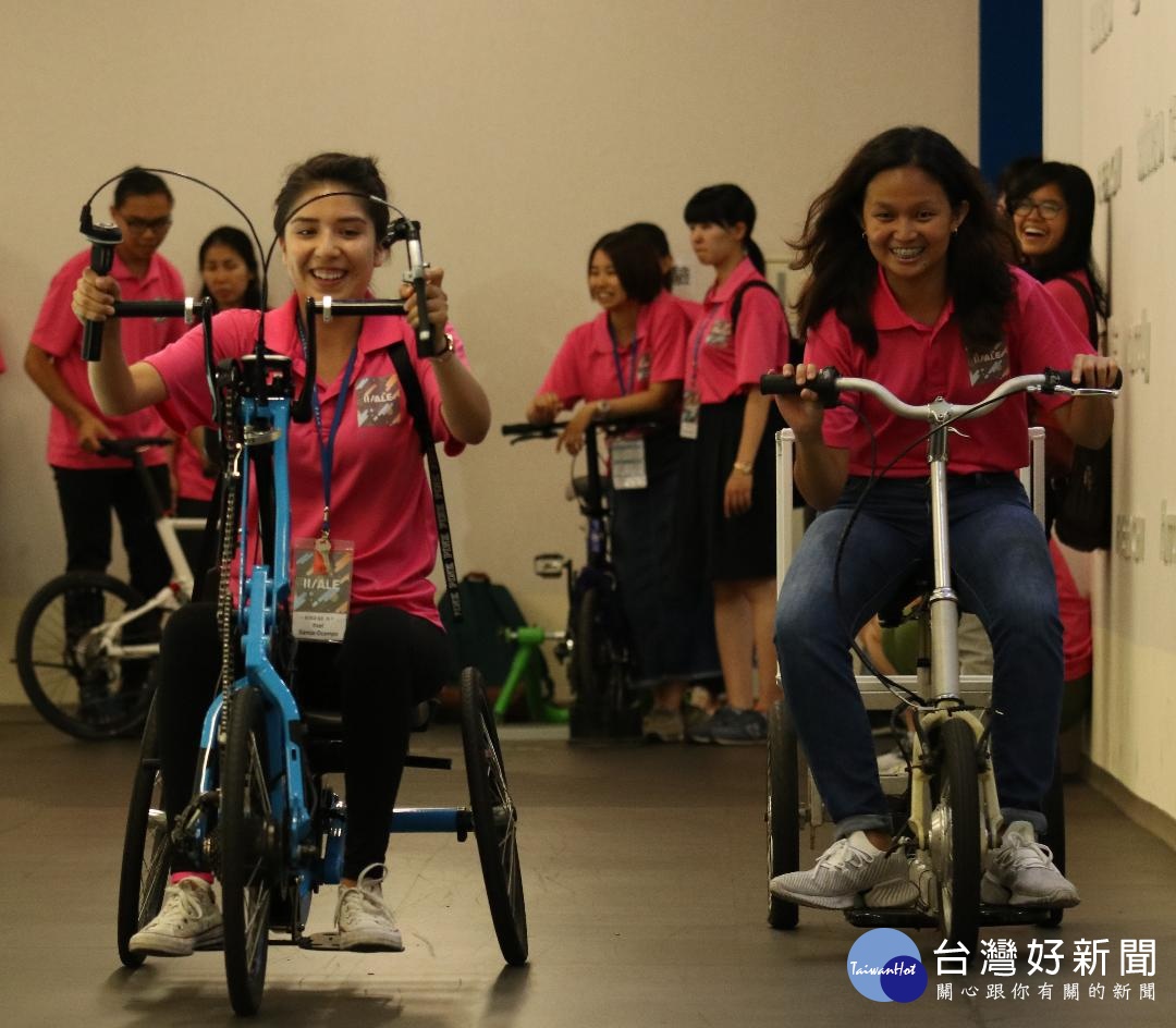中原大學產業營，外國學生參訪太平洋自行車體驗館，歡笑不斷。