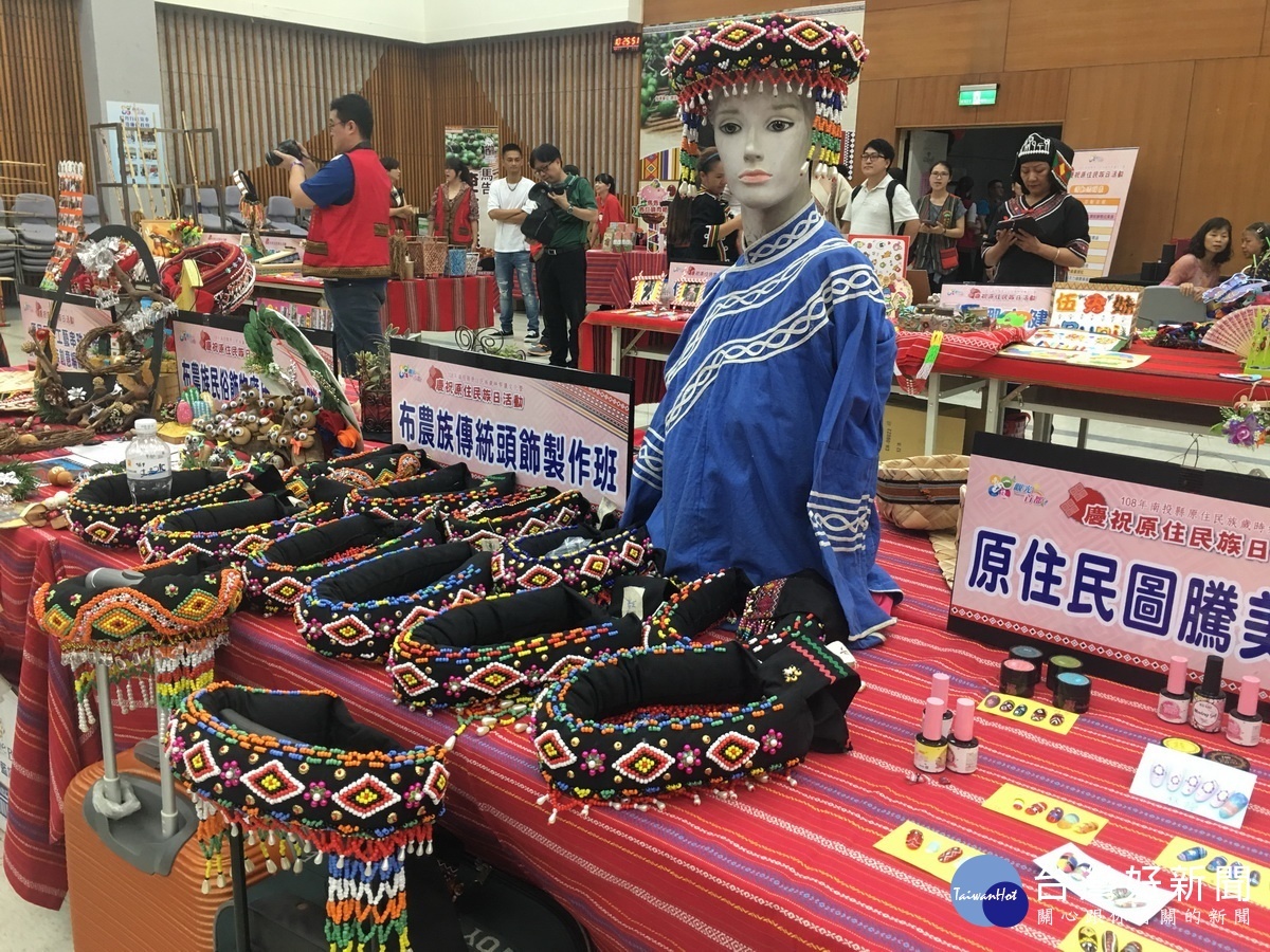 各文健站展示成果琳琅滿目。(記者扶小萍攝)