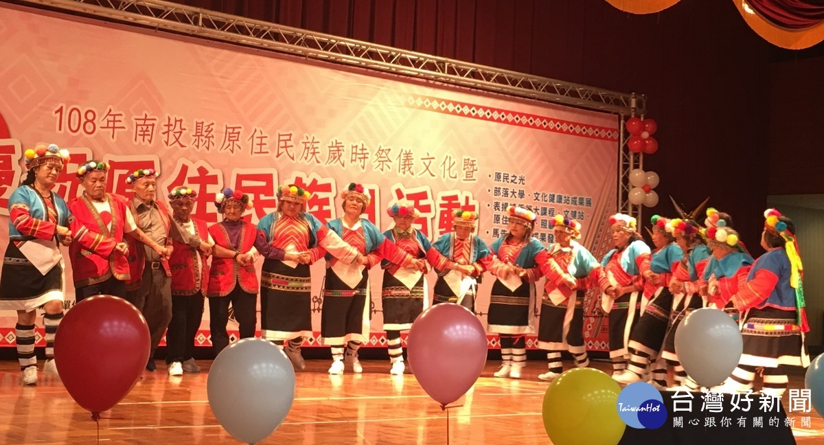 久美文健站表演傳統鄒族舞蹈。（記者扶小萍攝）