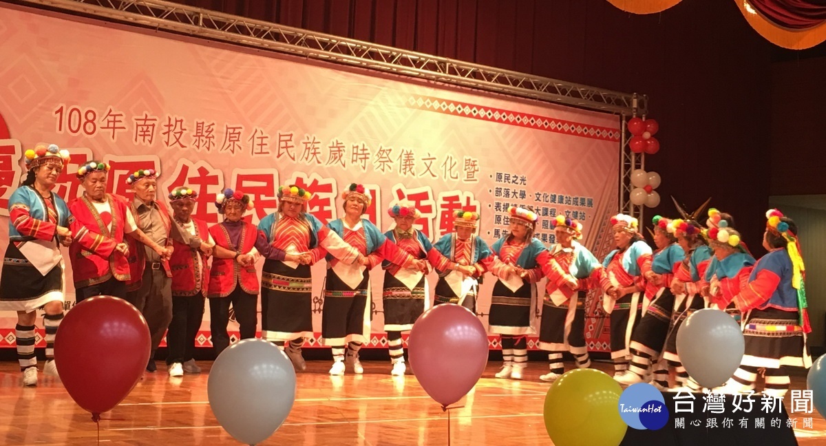 久美文健站表演傳統鄒族舞蹈。(記者扶小萍攝)
