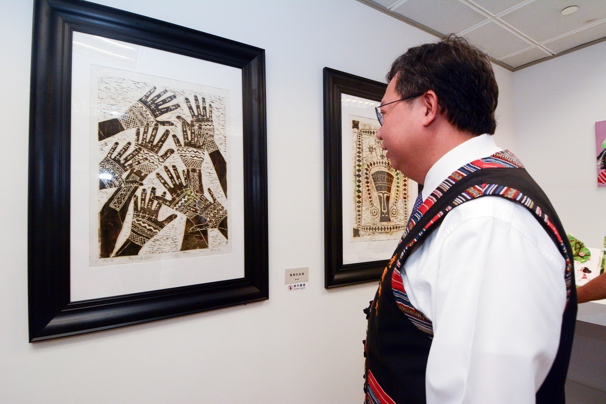 桃園市長鄭文燦參觀《原路：原住民族轉型正義特展》中的參展作品。