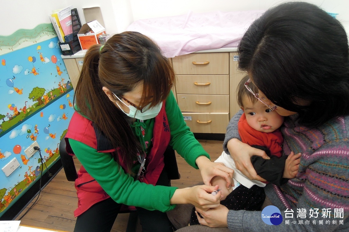 桃園市衛生局籲請家中若有年滿15個月之幼兒,應儘速攜至各區衛生所或合約醫療院所完成日本腦炎疫苗接種。