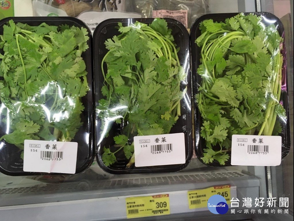 北市衛生局此次驗出的不合規定生鮮蔬果中,頂好超市大直店販售的香菜,被驗出殺草劑Linuron理有龍0.02 ppm(殘留極限標準:不得檢出)。(圖/台北市衛生局)