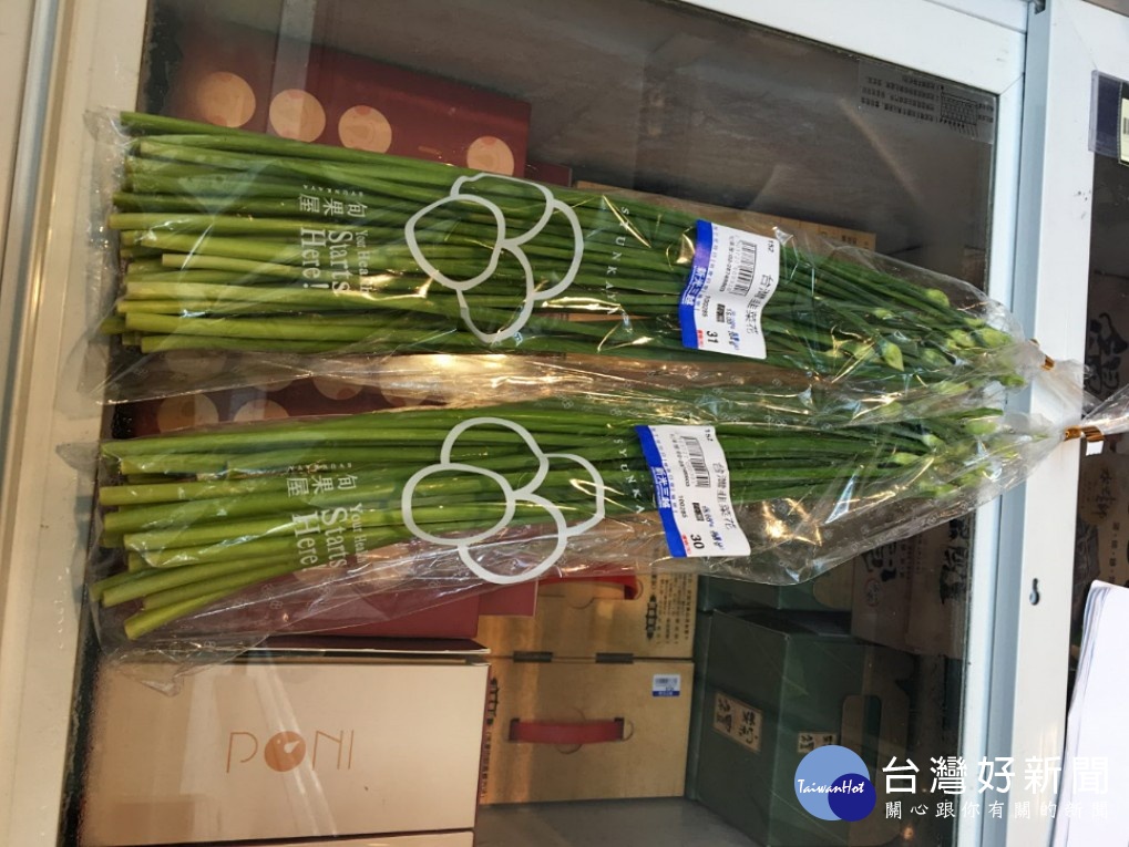 北市衛生局此次驗出的不合規定生鮮蔬果中,新光三越百貨天母店的韭菜花,被驗出殺蟎劑Bromopropylate新殺蟎0.64ppm(殘留極限標準:0.01ppm以下)。(圖/台北市衛生局)