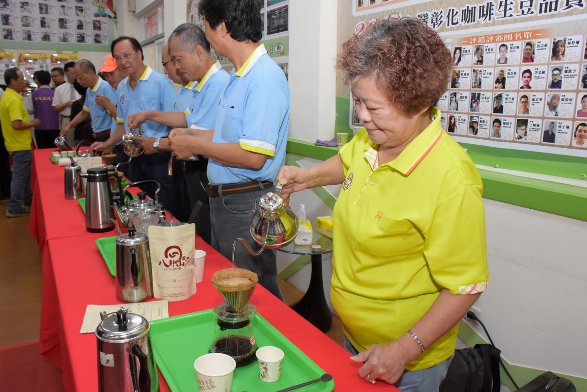 國產精品咖啡豆評鑑會上農會沖泡八卦山咖啡。