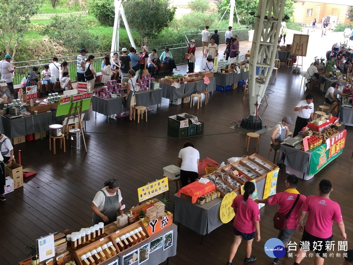 熱村民市集的美物都是新鮮便宜的。(記者扶小萍攝)