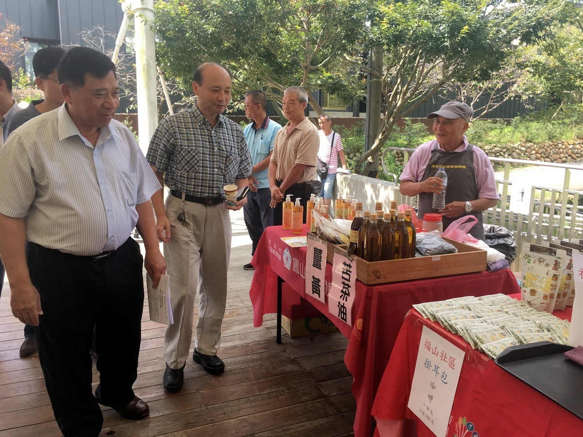陳副縣長到各攤位參觀。(記者扶小萍攝)