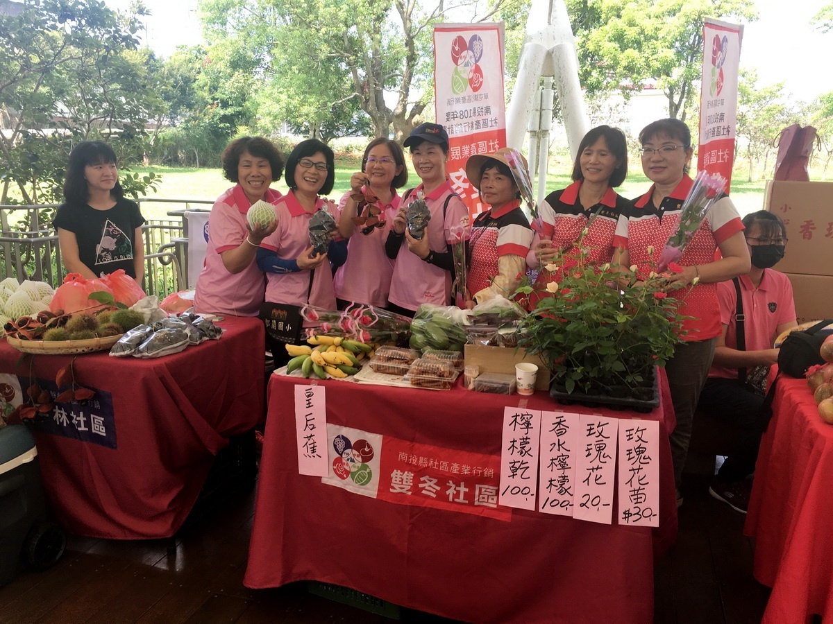 雙冬社區以玫瑰花為主打產品。(記者扶小萍攝)