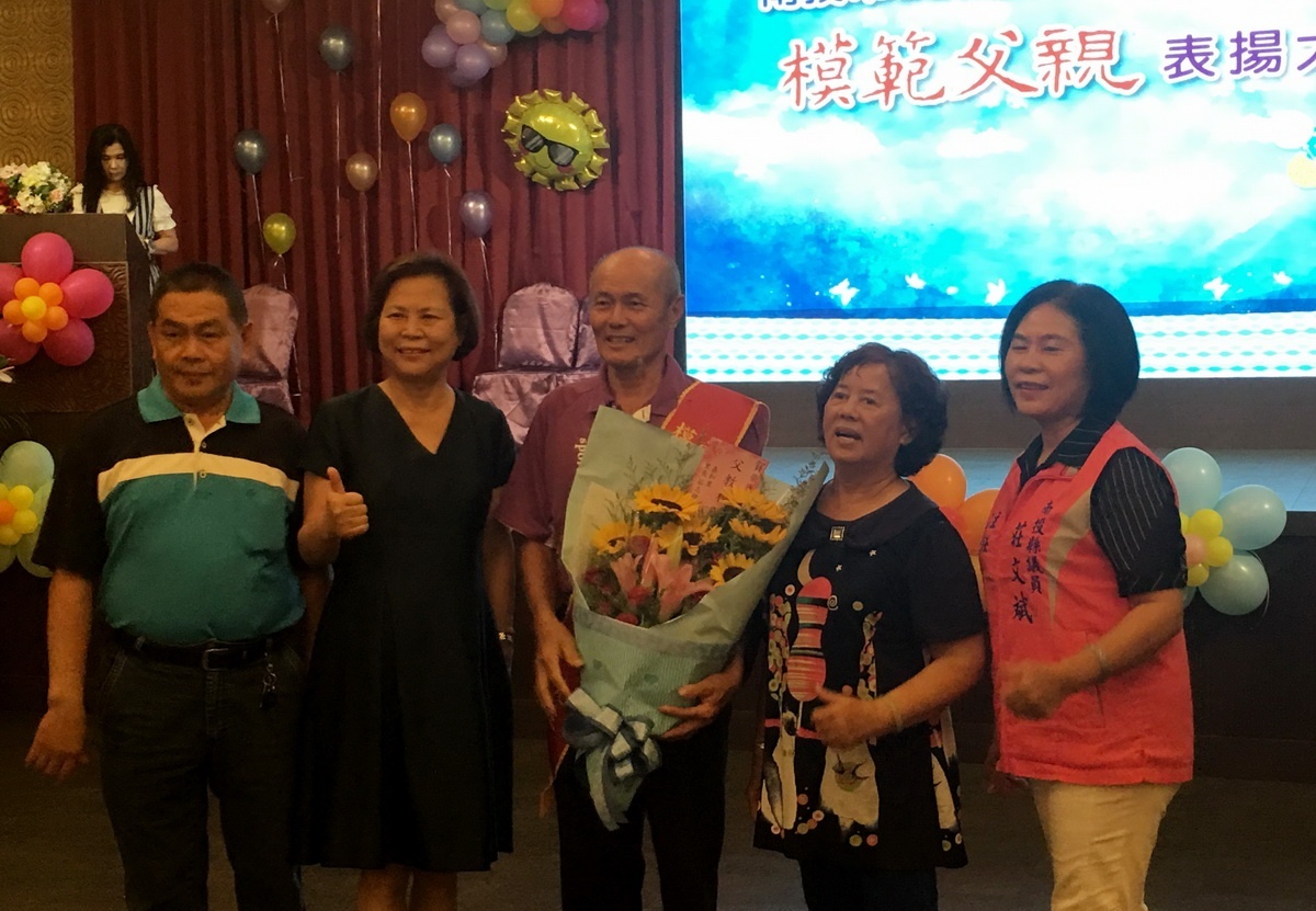 多位模範父親與家人都來與宋市長合影留念。(記者扶小萍攝)