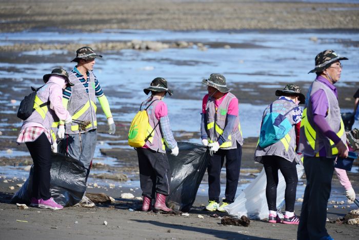 桃園市環保局及海岸管理工程處在新街溪出海口舉辦108年度第3場「桃園愛淨灘」活動。