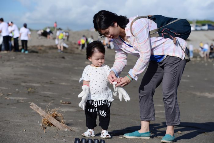 桃園市環保局及海岸管理工程處在新街溪出海口舉辦108年度第3場「桃園愛淨灘」活動。