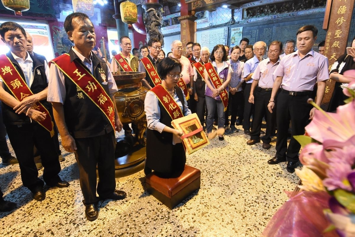 彰化縣媽祖祈福文化節擲爐主求好日，由縣長王惠美擲筊3個聖杯，結果由伸港福安宮接任首任爐主。