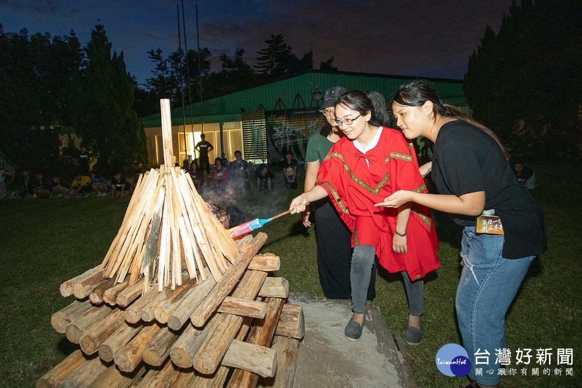 桃園市政府青年局長顏蔚慈為首屆桃園市行義童軍聯盟大露營點燃營火。