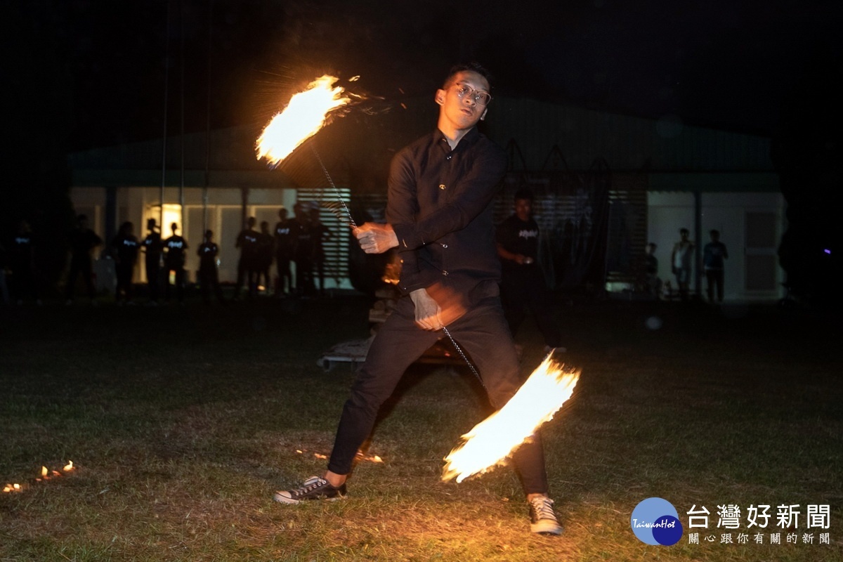 桃園市行義童軍聯盟大露營的營火晚會中，北科附工童軍社同學表演火球舞。