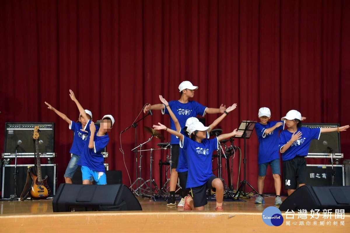 懷德風箏緣地育幼院的小朋友進行舞蹈表演。