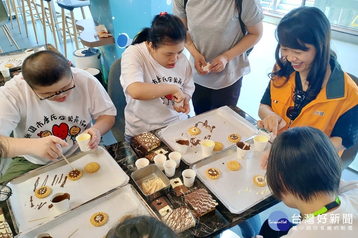 桃園市唐氏症家長協會帶著20多位唐氏症與身心障礙孩子的家庭參訪桃園觀光工廠「巧克力共和國」。