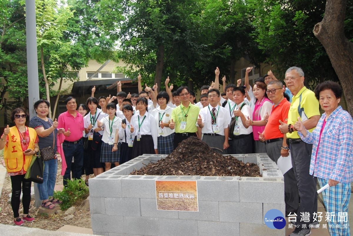 林世賢市長在成功公園的落葉堆肥示範區和日本小松市青少年訪問團的成員與地方人士合影留念