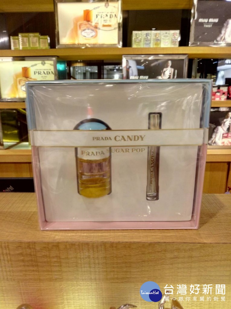 台北市府環保局近期加強查核禮盒產品,查獲2件化妝品禮盒產品過度包裝,違反「資源回收再利用法」第13、14條規定,所以依同法第26條規定,罰處違規業者新台幣3萬元至15萬元罰鍰。(圖/台北市府環保局)