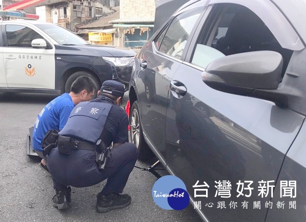 北港所警員洪旭松巧遇無助的爆胎民眾，隨即協助更換備胎，並提醒行車之安全事宜，為民服務的精神深獲肯定讚許。