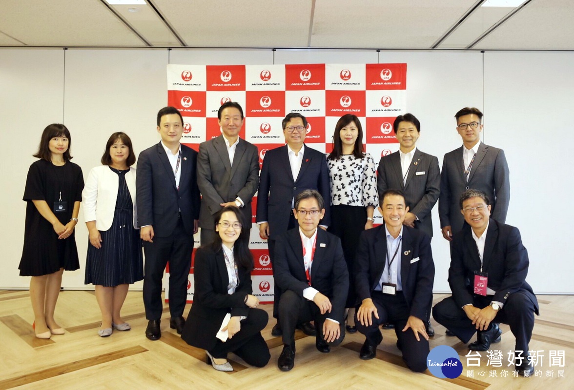 桃園市長鄭文燦率團參訪日本航空公司與日航人員合影。
