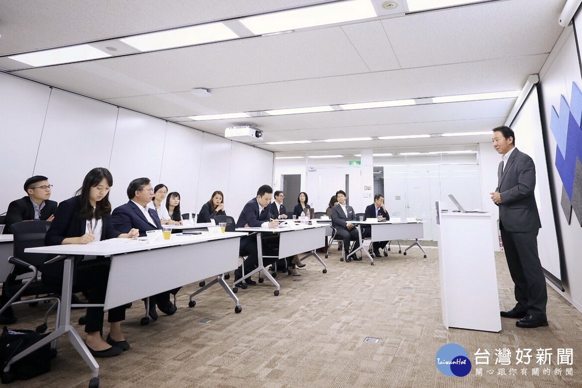 桃園市長鄭文燦率團參訪日本航空公司聽取日航代表簡報並展開互動。