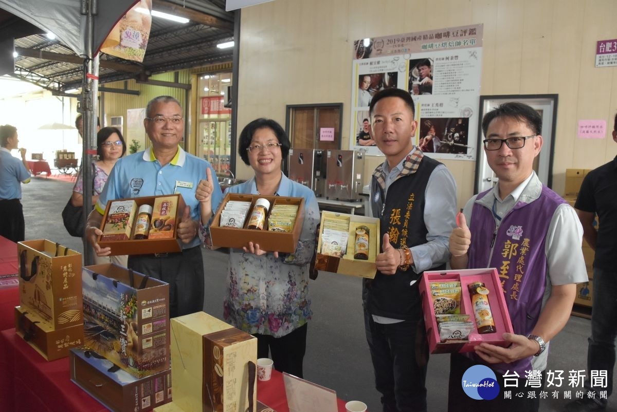 國產精品咖啡豆評鑑開幕,左起為彰化市農會總幹事林毓源、縣長王惠美、縣議員張瀚天、農業處代理處長郭至善。
