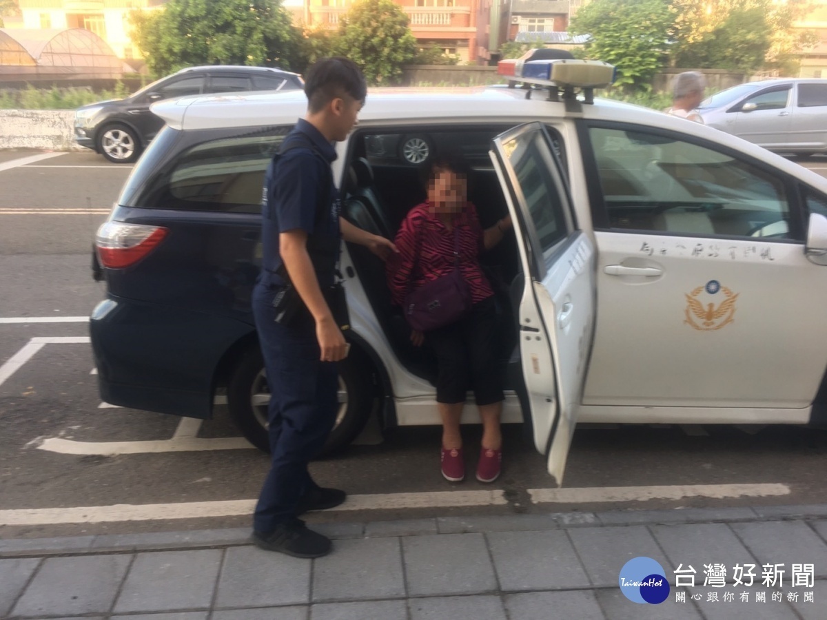 老婦烈日下呆坐脫水,警耐心照護助返家。