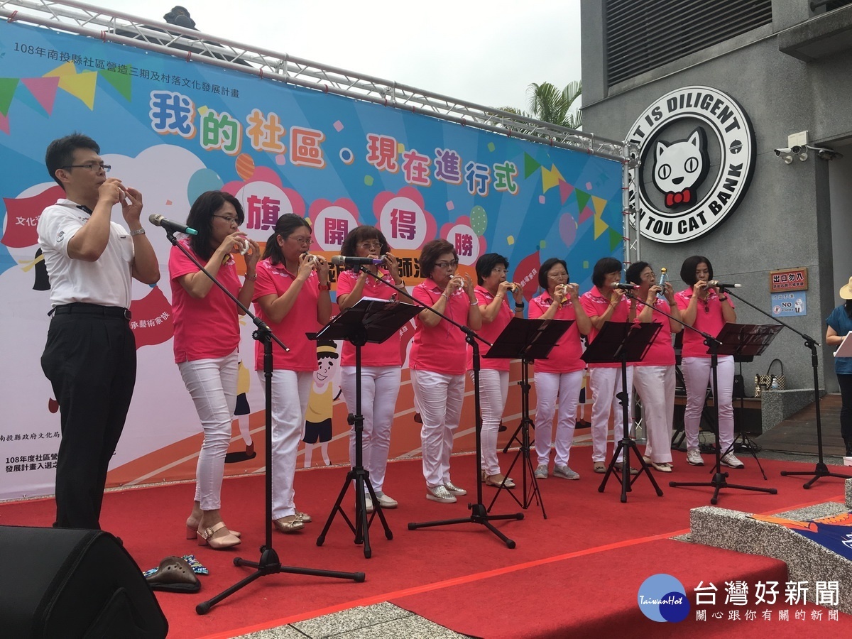 社區表演陶笛。(記者扶小萍攝)