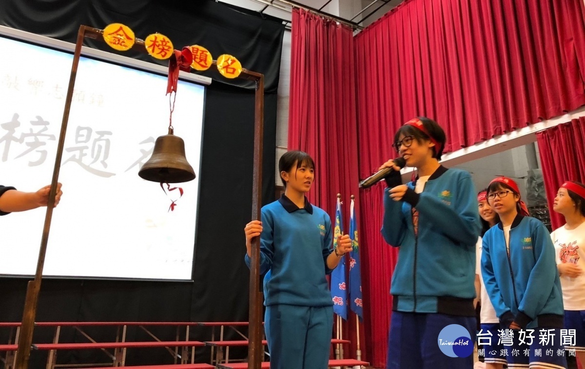 大華中學108年學測、指考佳績頻傳,頂尖校系囊括其中,錄取國立大學更達5成以上,全校師生莫不雀躍。