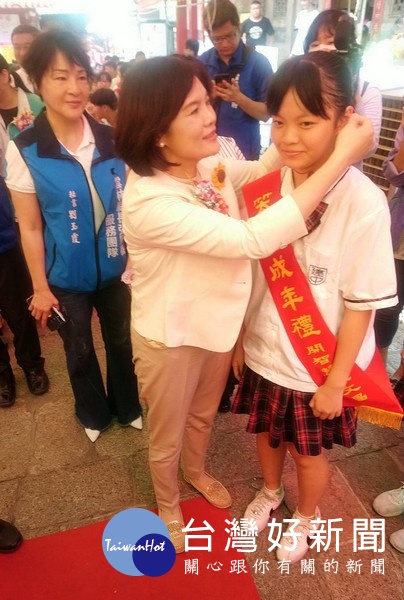 學子遵循古禮鑽過「七娘媽亭」,以示脫離七娘媽的庇護,從此長大成人,來賓為學子「脫絭」,象徵脫去童稚之心「轉大人」。
