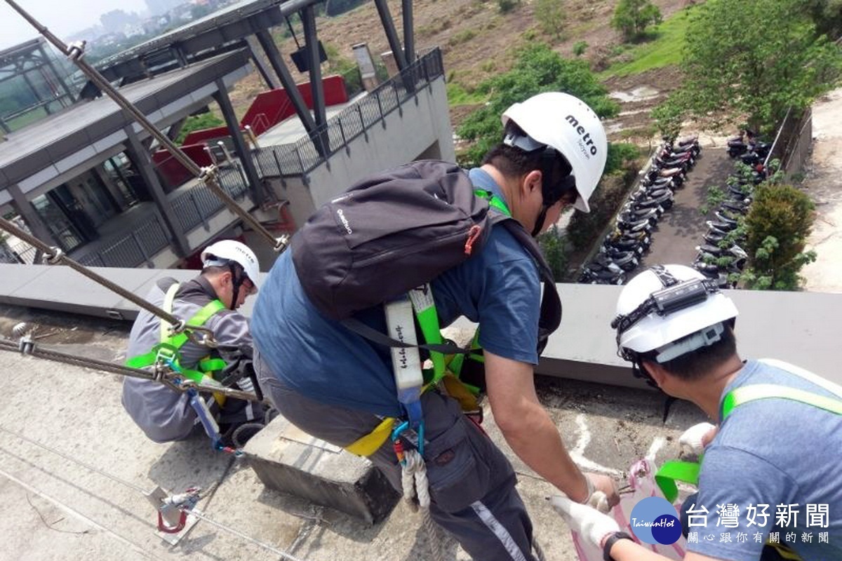 因應強颱利奇馬來襲，桃園捷運公司檢視各交通標誌設施及沿線各車站防颱整備措施。