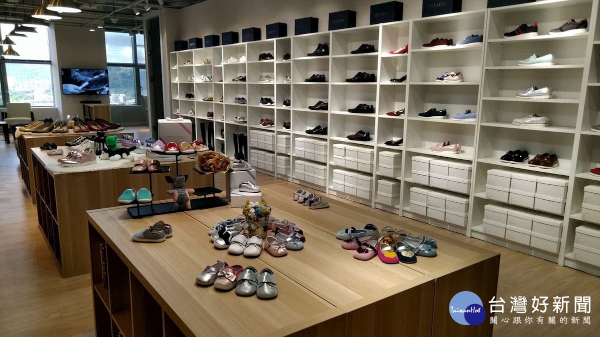 「THOUZANDS」概念商店,在空間設計上營造溫馨舒適的氛圍,在輕鬆自在的環境下,挑選或設計契合自己的鞋款。